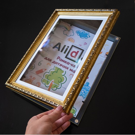 Золотая рамка-кейс для детских рисунков А4