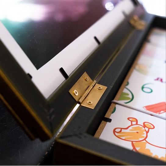 Золотая рамка-кейс для детских рисунков А4