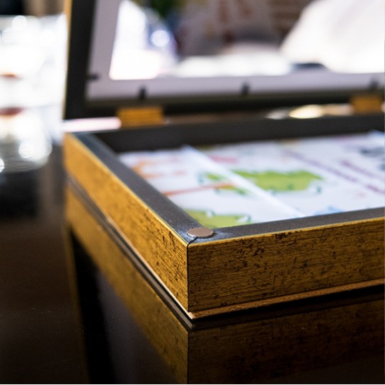 Золотая рамка-кейс для детских рисунков А4